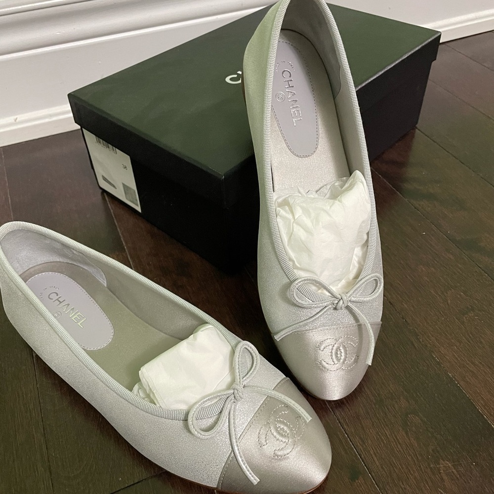 CHANEL flats